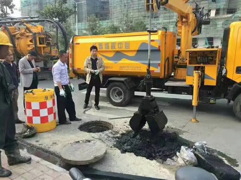 嘉定街道：网格员化身“清道夫”，为民解忧疏通“堵心”化粪池